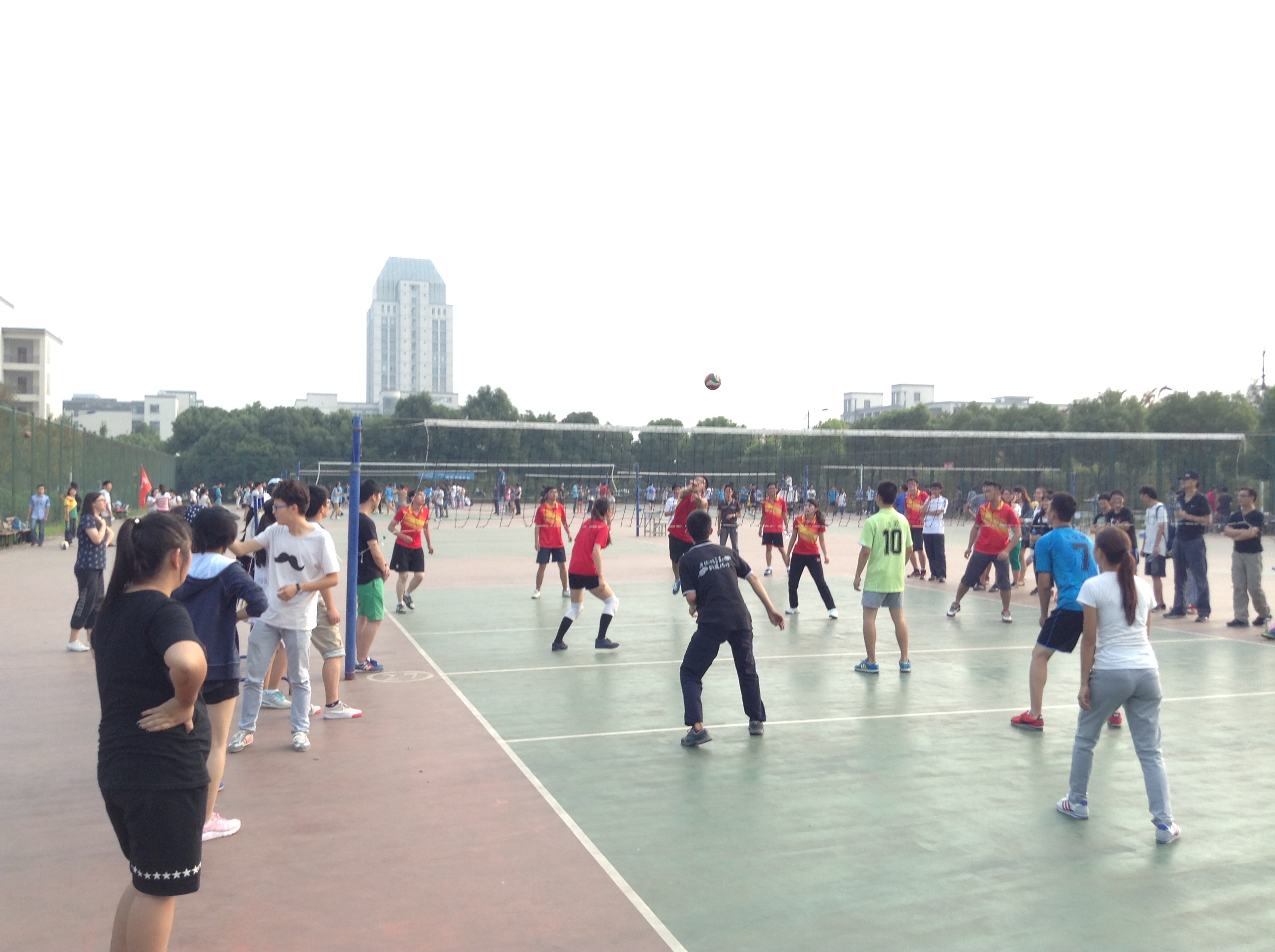 理法公司友谊排球赛激战犹酣